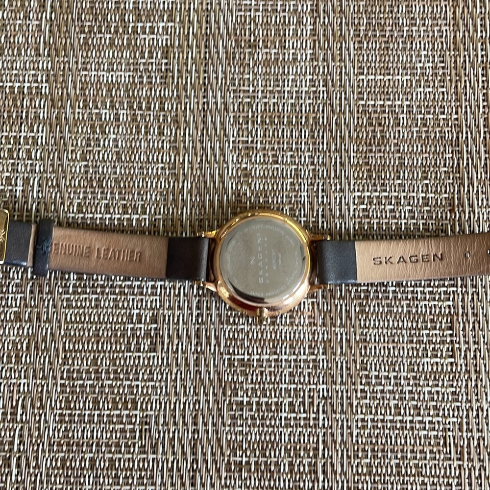 Skagen rose gold and gray leather crystal watch. - Picture 4 of 4
